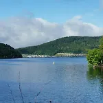 Schloss-see-bergblick *