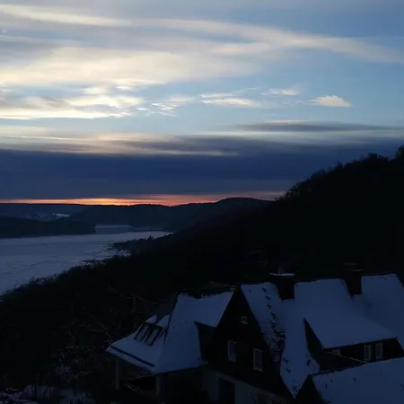 Schloss-see-bergblick