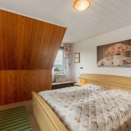 Schloss-see-bergblick *