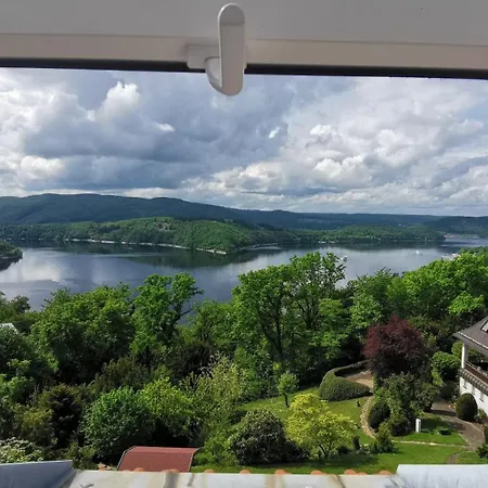 Schloss-see-bergblick *